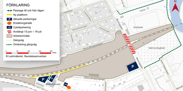 Bilden visar stationsområdet. Brunnsgatan är avstängd mellan Södra Bangårdsgatan och Blommenhofsvägen. Du når tåget via en gång bakom stationshuset. Gångväg för att nå stationen runt Folkungavallen och kyrkogården. Ersättningstrafiken går från Borgaregatan.