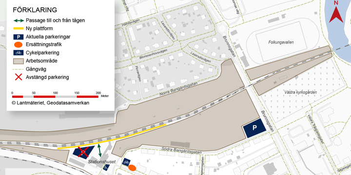 Bilden visar stationsområdet. Observera att parkeringen för rörelsehindrade fortfarande ligger bakom stationshuset. Kartan visar ett framtida läge för den parkeringen.