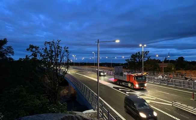 Första bilarna kör över nya bron österut natten till den 1 juni 2023